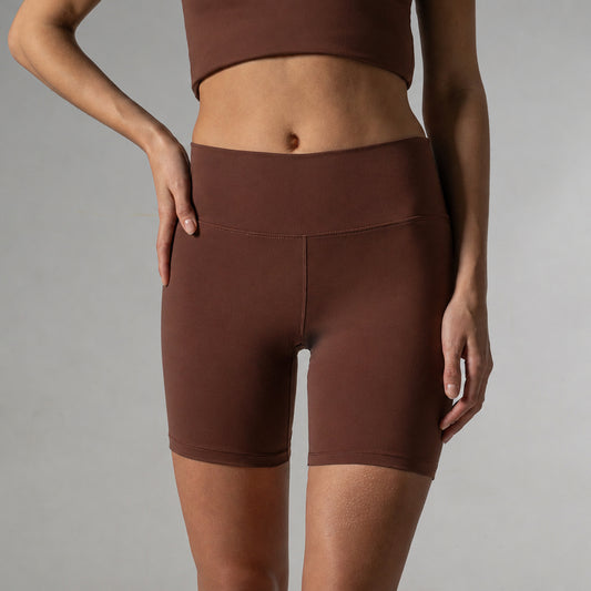 Bruine korte sportlegging voor yoga en pilates van Basset, Stevige kwaliteit korte legging met bijpassende top