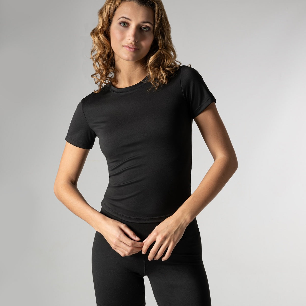 Dames sportshirt voor yoga en pilates van Basset, mooie sportshirts voor dames in het zwart
