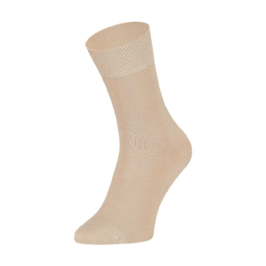 Model draagt beige Eureka bamboesokken met super zachte bamboevezels en ademend comfort voor droge frisse voeten