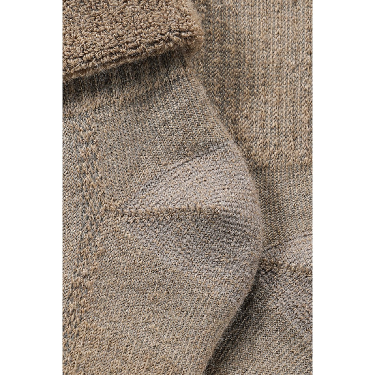 Detail van beige merinowollen thermosokken met zachte badstof
